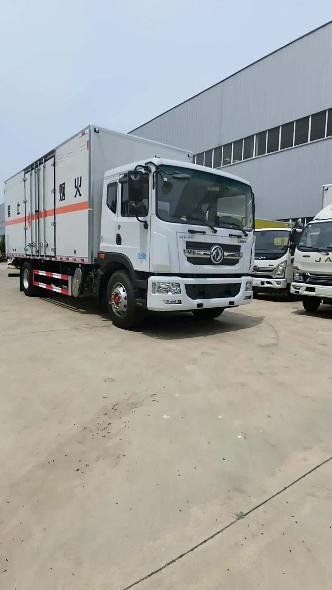 东风D9爆破器材运输车，康明斯220马力发动机，气囊座椅