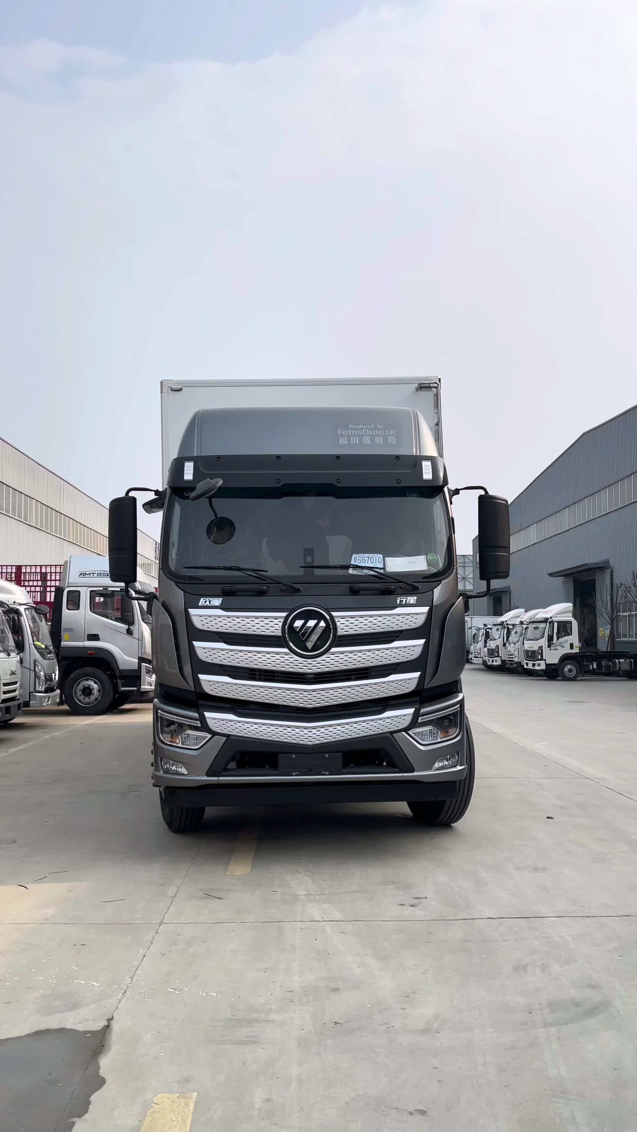 9.6米福田欧曼行星小三轴前四后四冷藏车