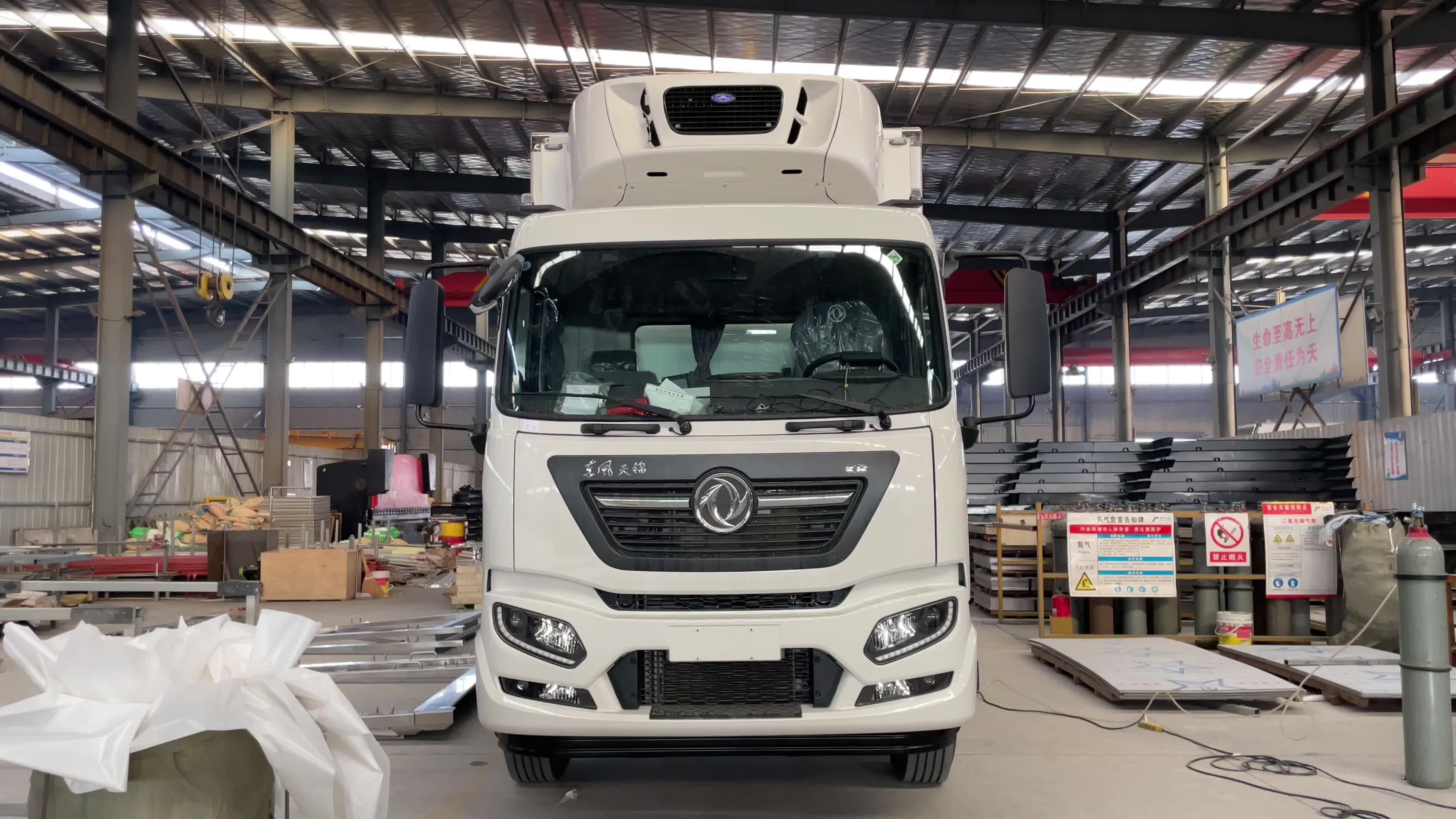 7.6米东风天锦单桥雏禽鸡苗运输车，配开利1250独立冷机