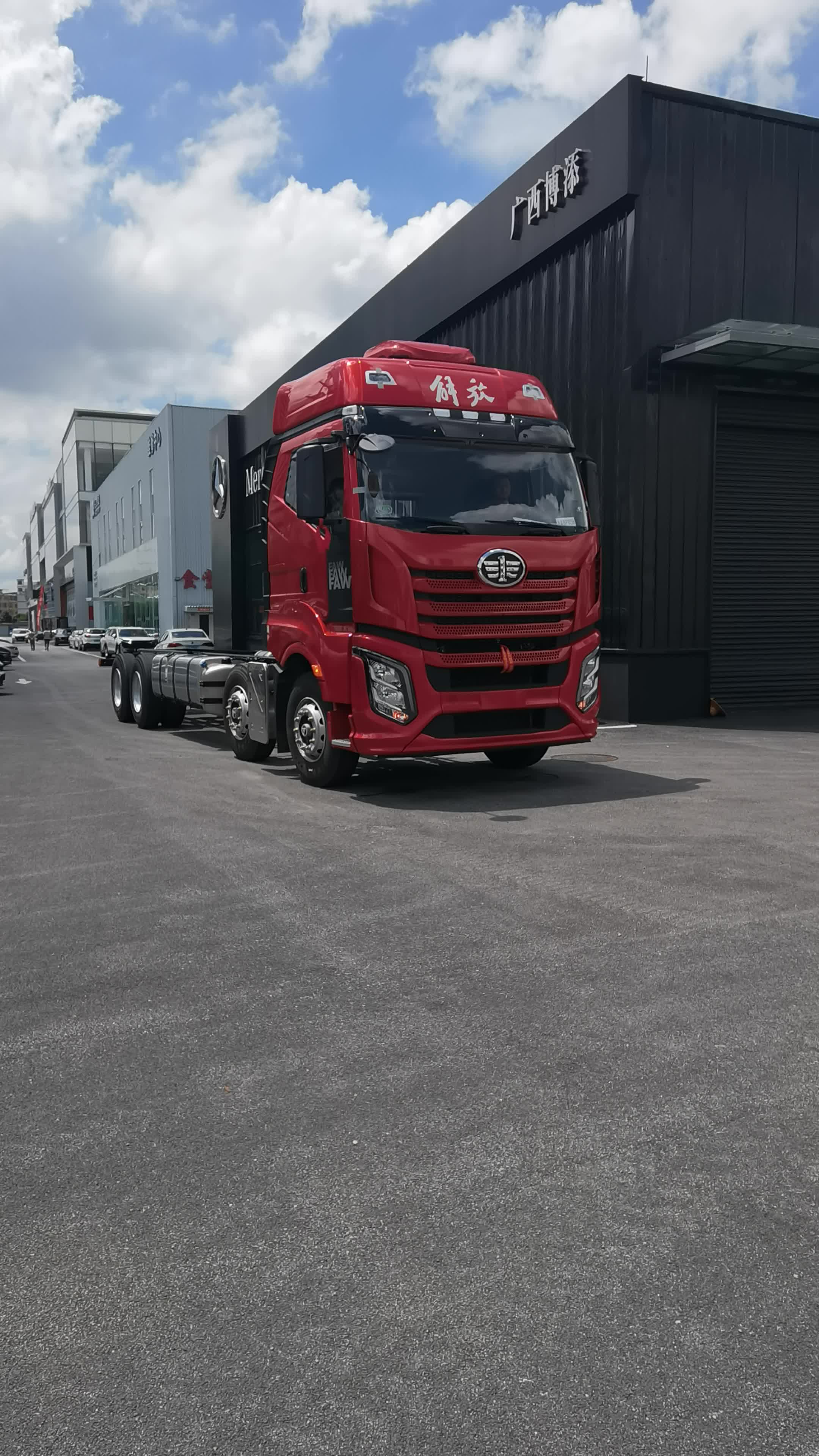 一汽解放J6V 8X4载货车锡柴460马力百公里油耗28升