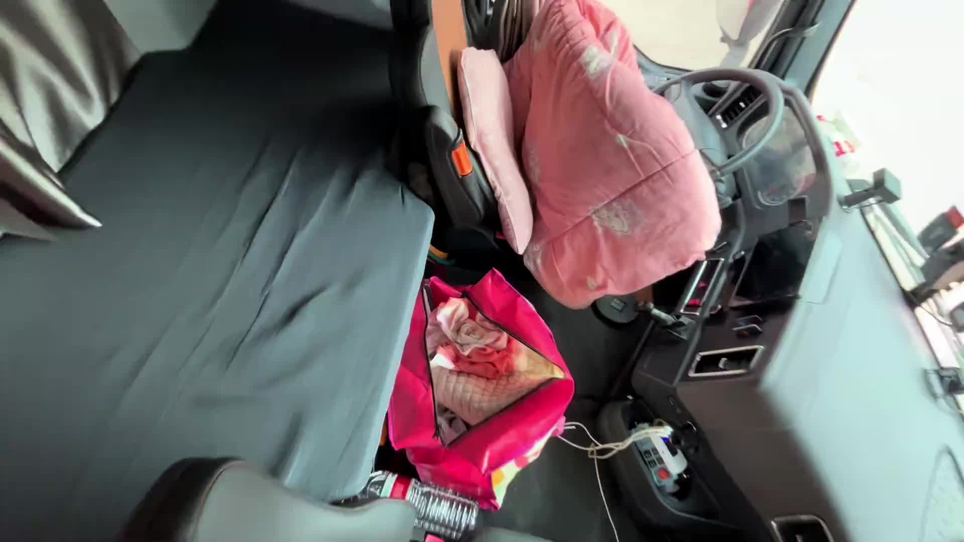 夏天到了，太阳越来越大，今天给自己的车贴了隔热膜，挺喜欢的@木公(奕畅) 用抖音记录卡车生活 一人一车