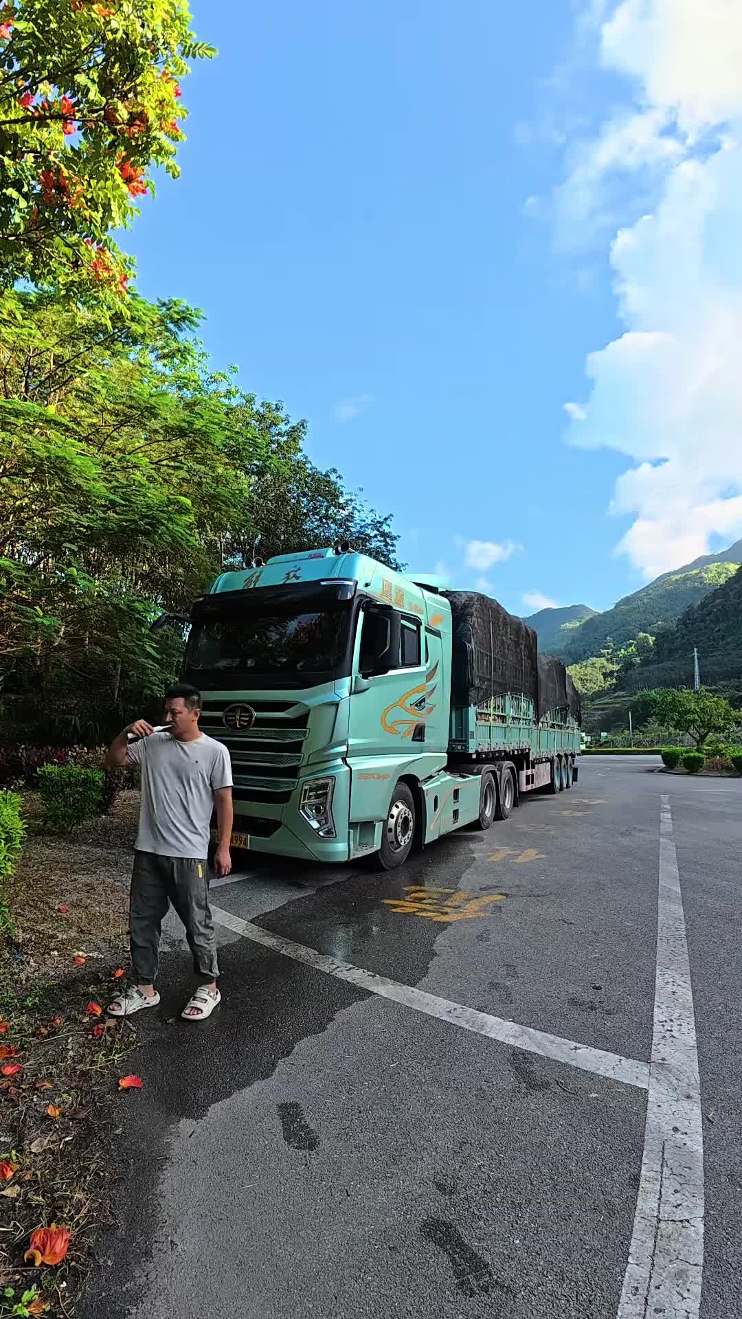 今天的运输任务是从口岸接一车老挝香蕉上昆明,又被迫熬了一夜