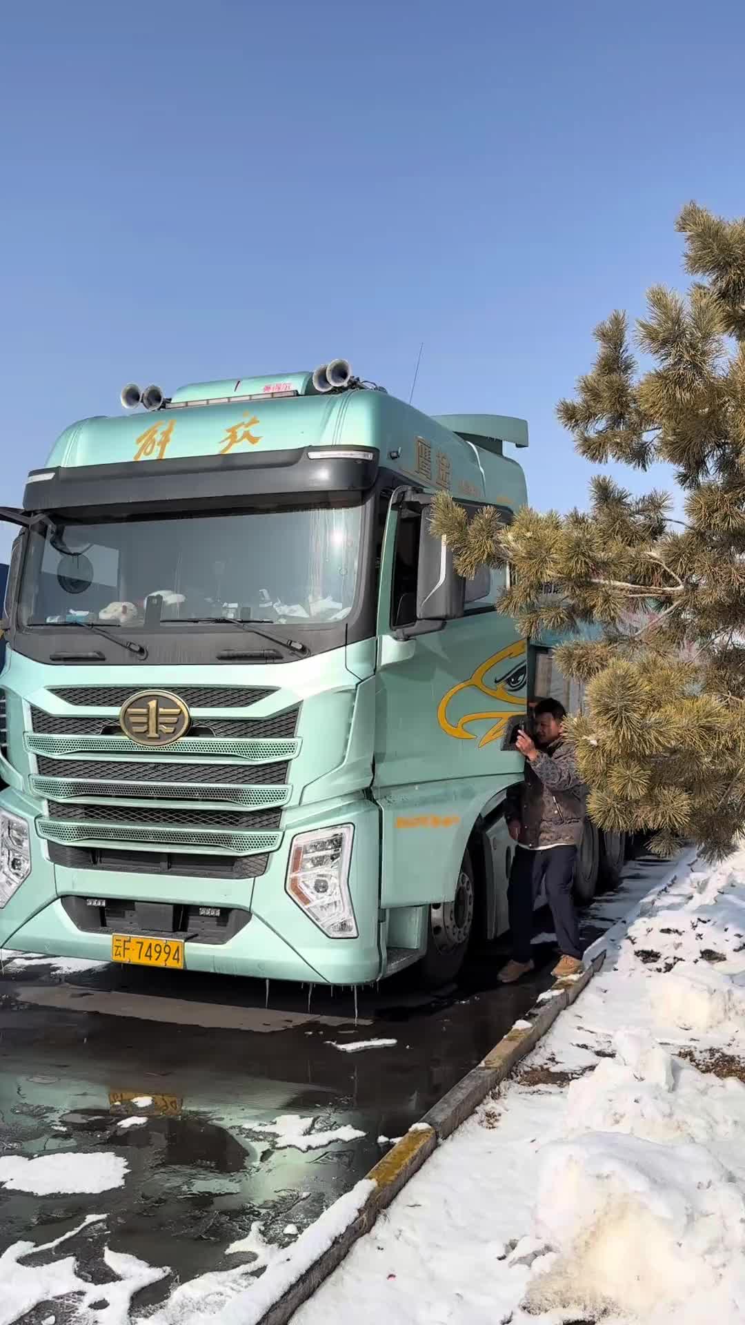 新疆回来的路上，家里出了点状况，在成都我弟就坐飞机回昆明了。 这趟行程从新疆到云南全程接近3800公里，安全抵达目的地。