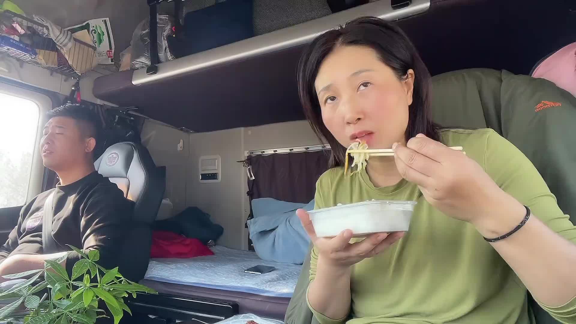 马不停蹄的赶路连吃饭都是换班吃，到地方上午十一点说的下午两点卸货，两点进去又有检查的，检查的走了卸了一半下班了，无奈的一天货车