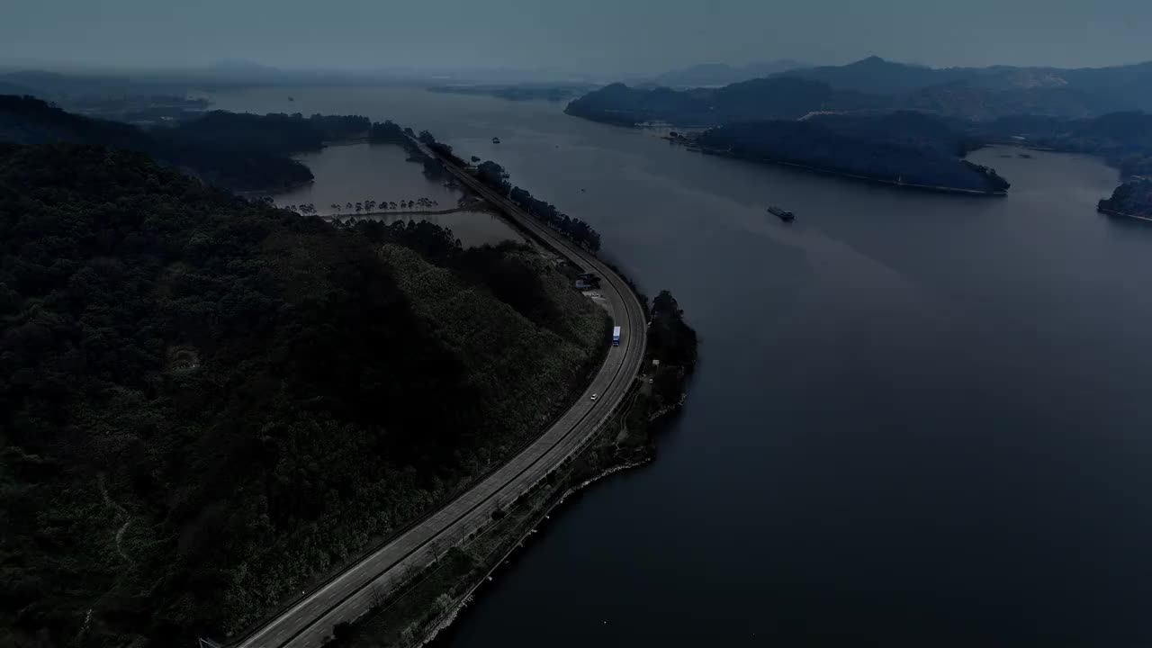 出门饺子回家面，路的这头是生计， 路的那头是团圆。19年来，卡车司机王师傅的欧曼银河，载着货，也载着家的味道卡车司机故事 欧