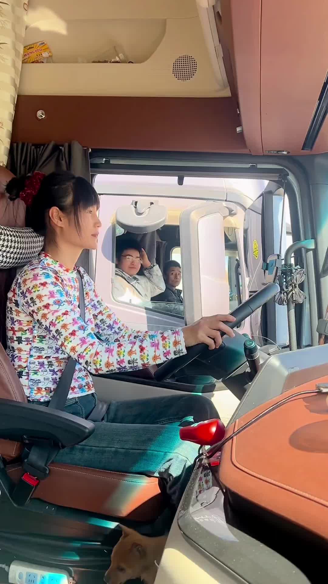 他带着儿子 我带着女儿 夫妻俩一人一台车 大年初一依旧奔波在送货的路上