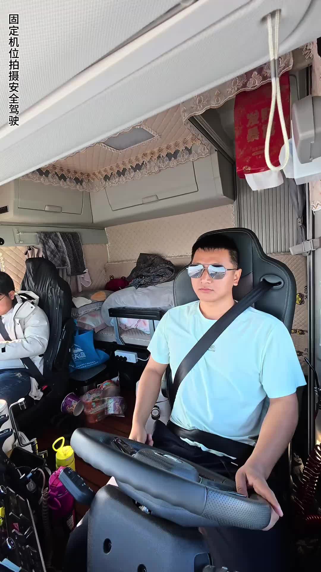 从新疆回云南，又是一个3700多公里的长途， 出门在外对自己好一点，把鸡肉炖上