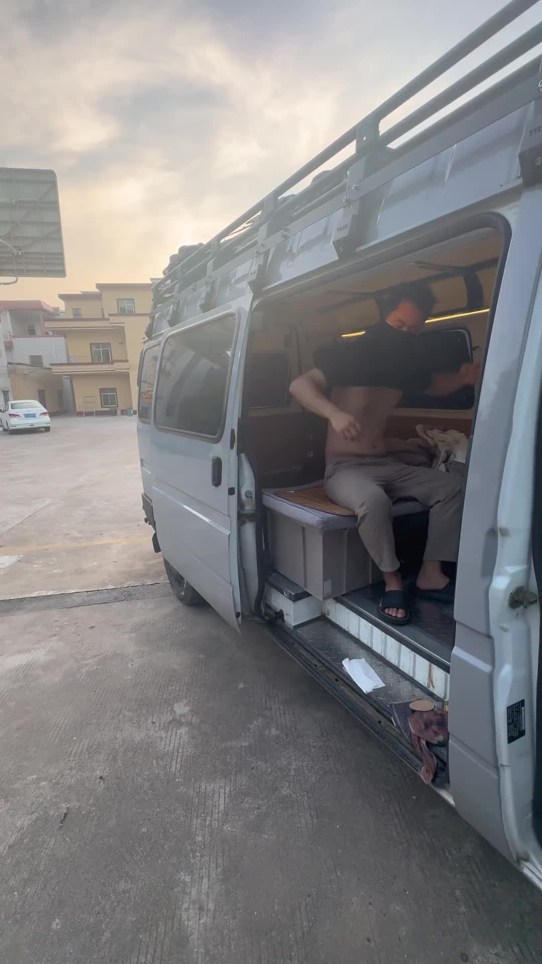 拉货跑全国，离开海南后在广东湛江无缝衔接一单，拉一车蟹苗出发广东惠州。 vlog日常  原创视频  货运行业  面包车拉货  货