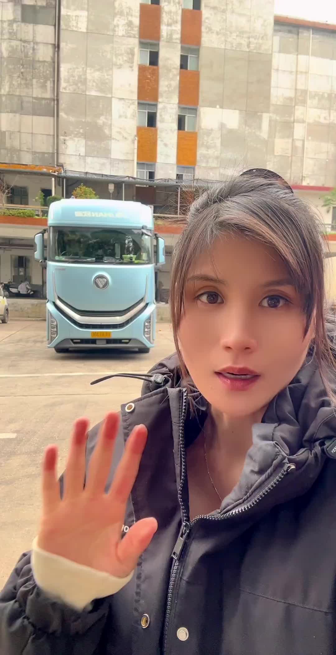 货主老板娘人挺好的 没有为难我们 也没有狮子大张口 没压坏的梨也都让我们拿车上了 这回准备好卫生纸 可劲吃梨吧