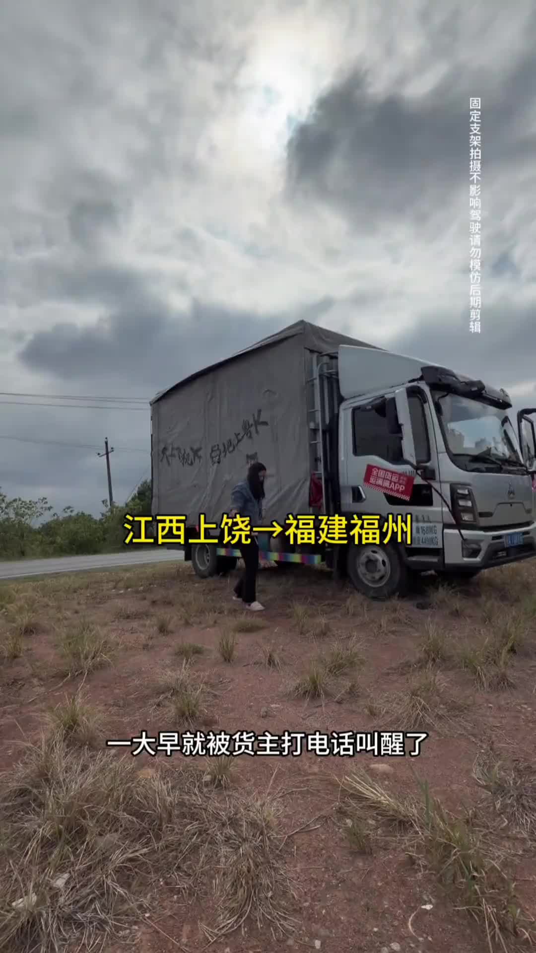 在洋里服务区，有两个小狗一直跟着我也不知道是不是流浪狗，狗又没有绳子认识这两个狗狗的，赶紧过来认领吧，看着太可怜了vlog十亿