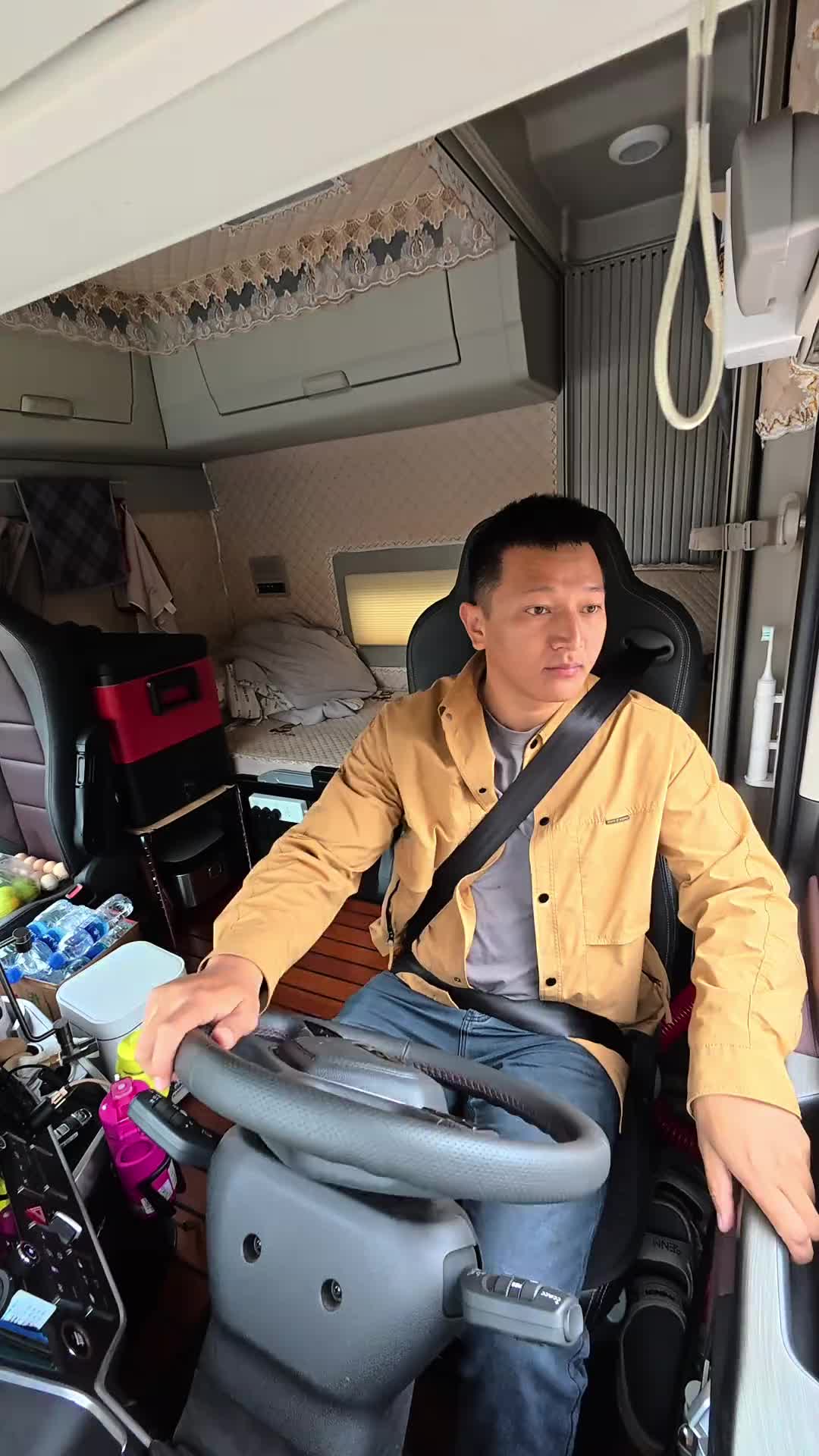 今天的运输任务是从昆明拉一车绳子去西双版纳，去看看明天能不能 从西双版纳找一车绿通去新疆