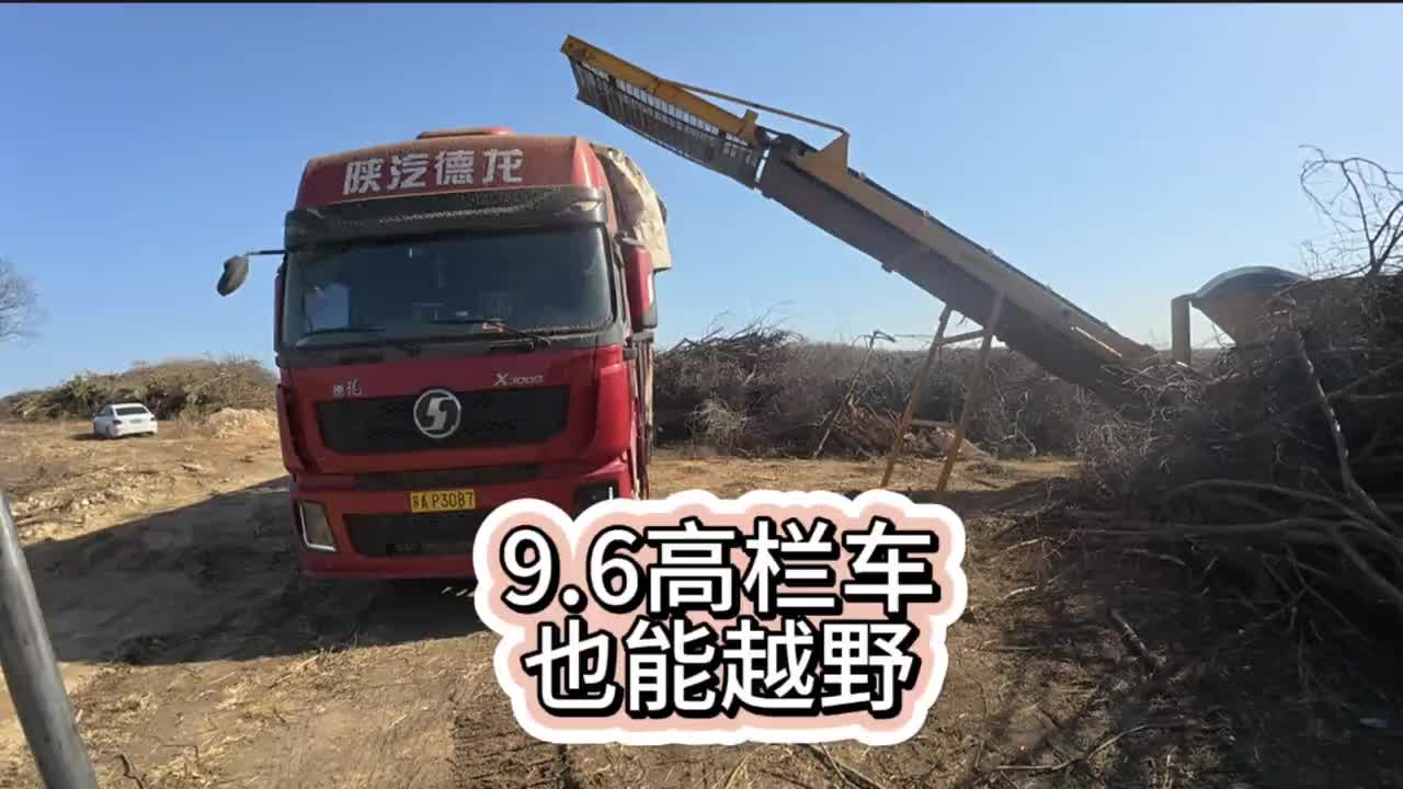 越野路况，运输碎树枝。卡车卡车司机 货车生活