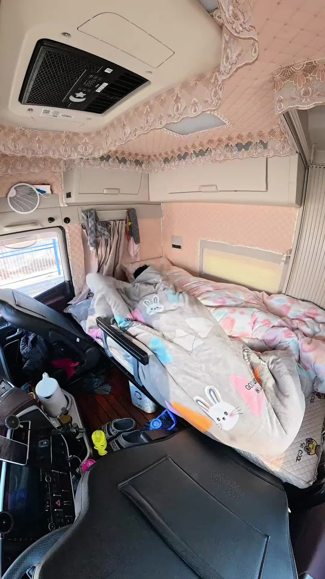 现在到甘肃省境内了，距离目的地新疆乌鲁木齐还有2000公里， 再往前走，这个气温就要降到零下好几度了，趁这个水没有结冰，我俩在车