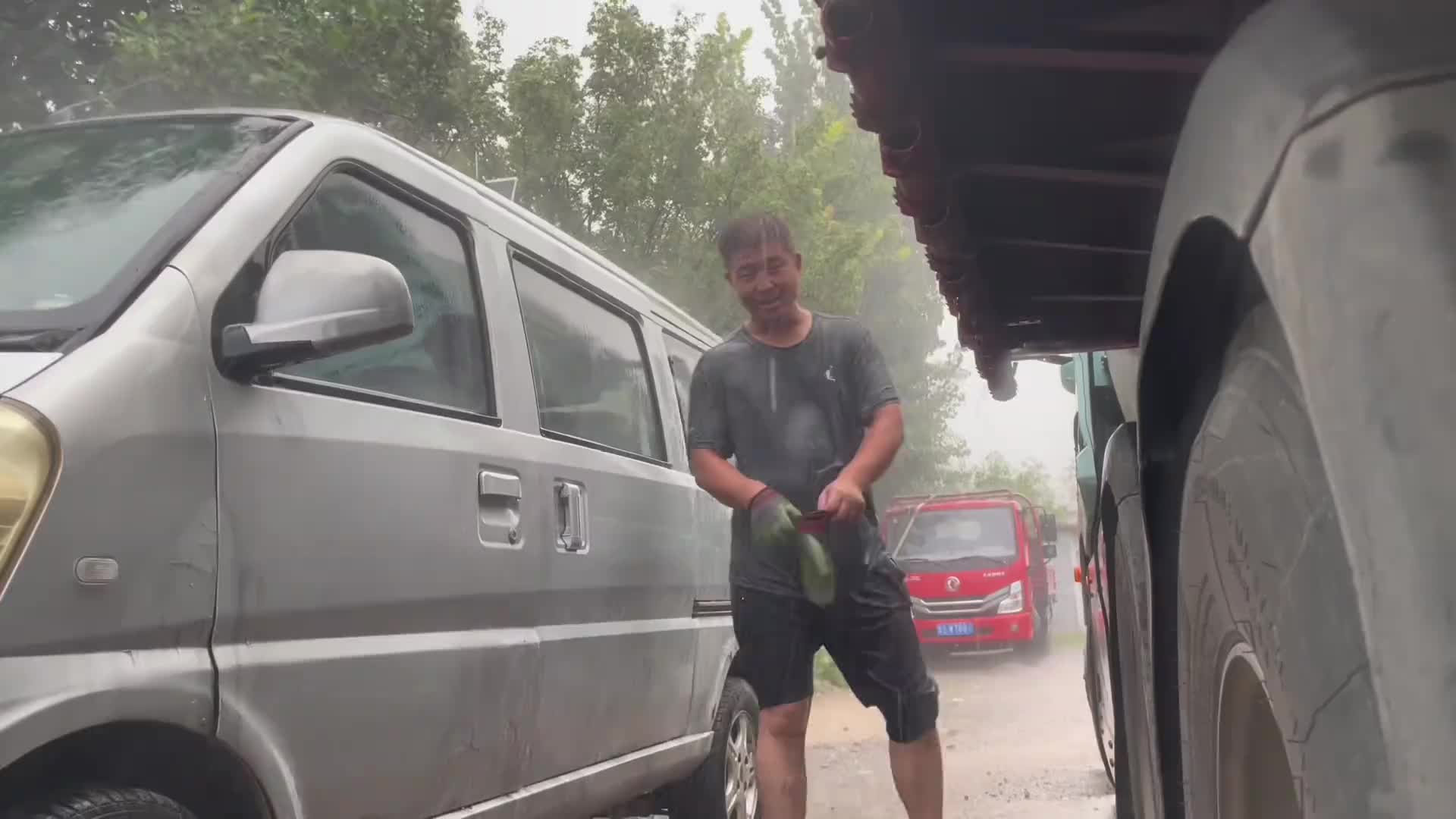 到了里歇够了才想起来回家的路是多么的漫长，离家九十公里还能再接货，服了货车夫妻的真实生活