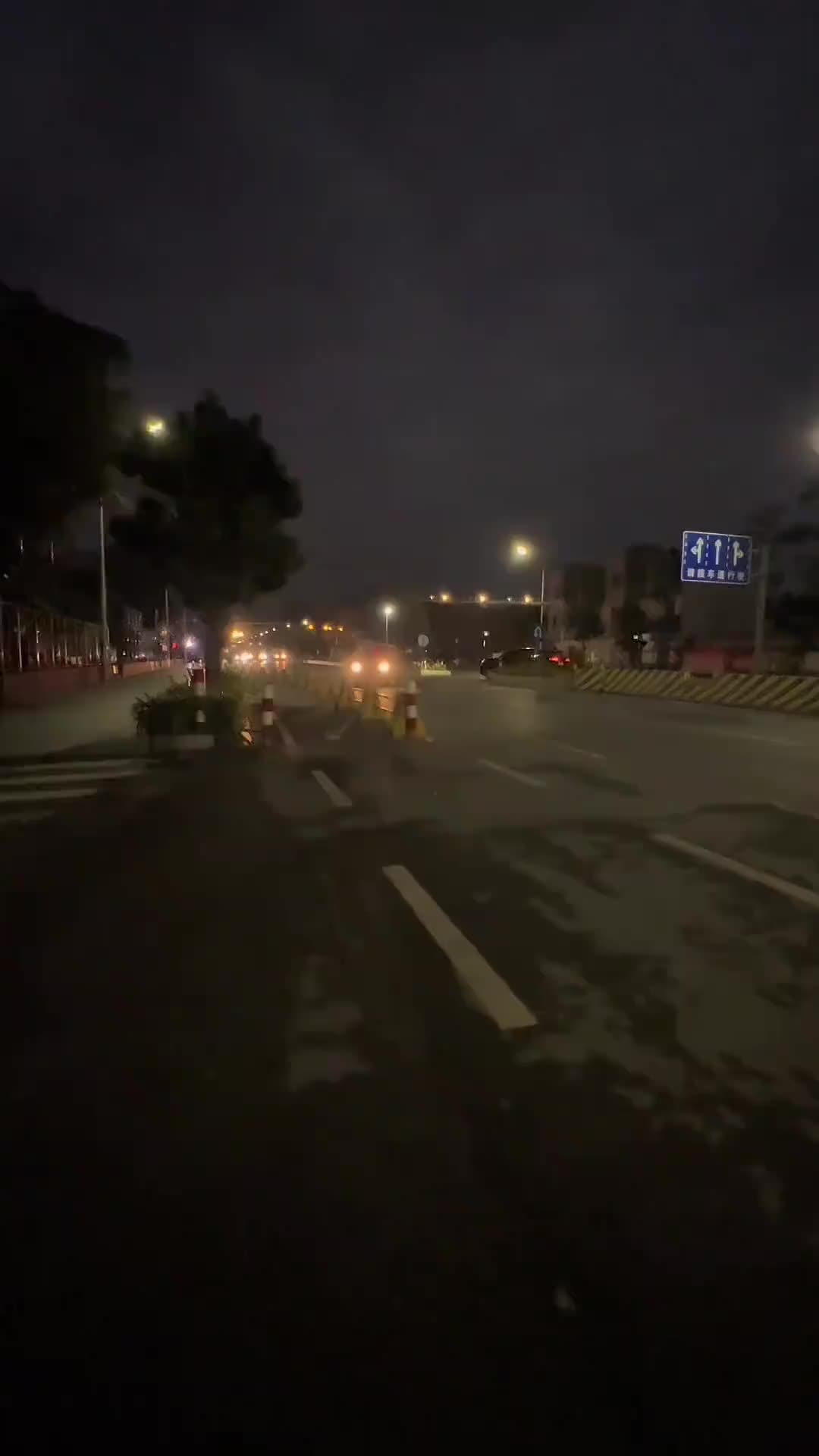 老客迁新厂，还剩几车活，干完就散场货车司机 乘龙陪你过暖冬