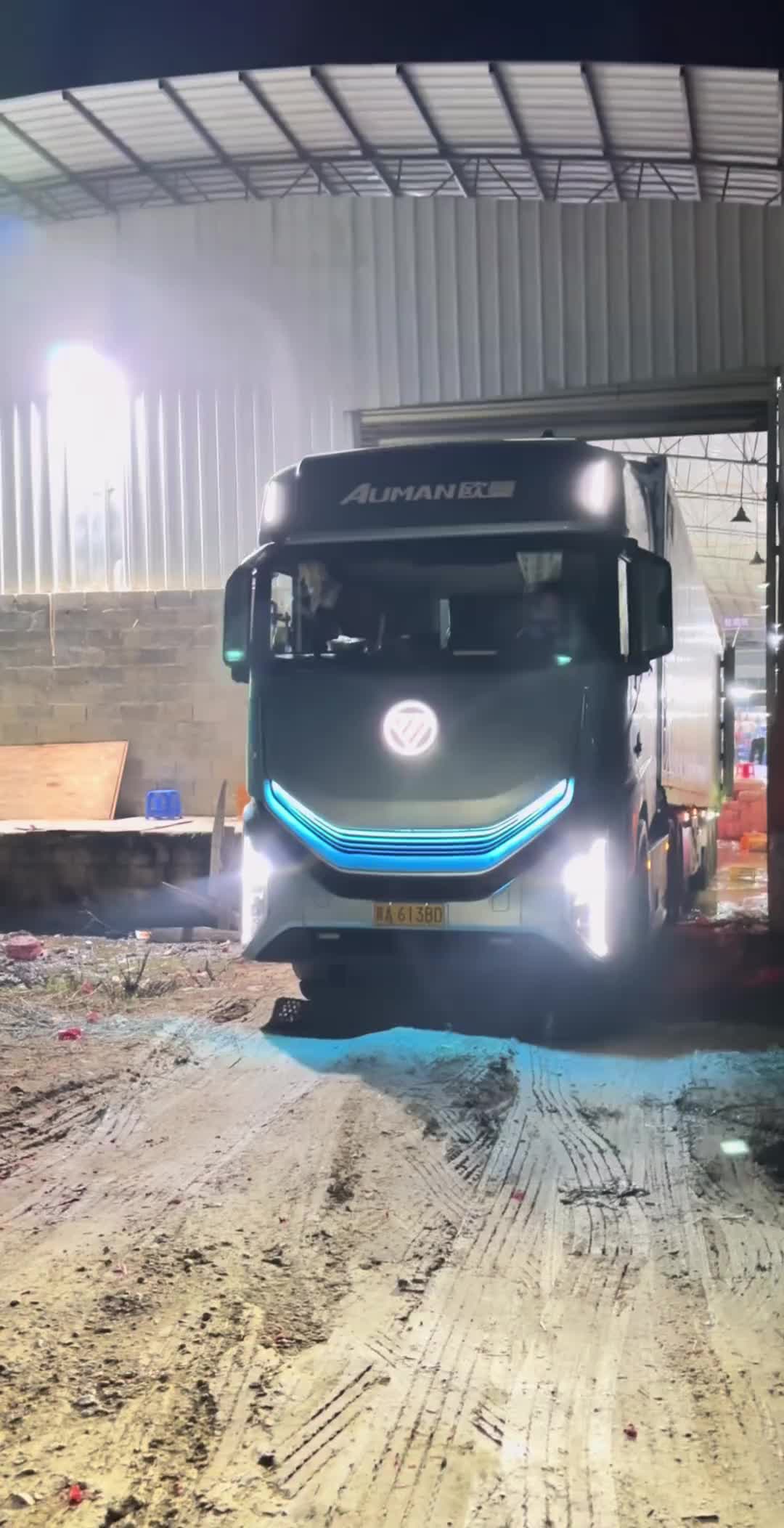 每日奔波 脚步匆匆 浓浓的夜色无声的诉说着前行的困难 但肩上的重担却让人难以停下脚步 每个笑容背后 藏着的是无尽的心酸与付出