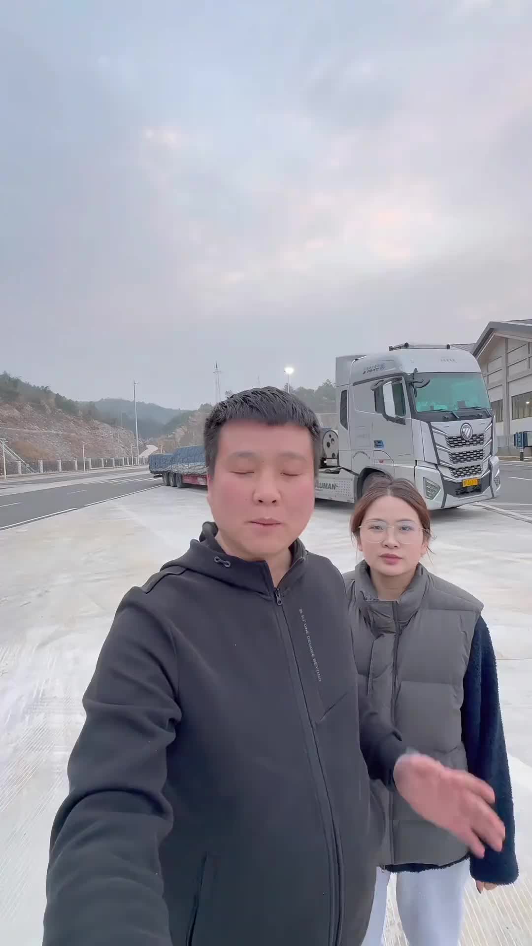 90后卡车夫妻云南昆明装了一车化肥发往河南淮阳，全程小2000公里，跑完这一趟我们就要回家过年了卡车司机 货车司机的心酸 