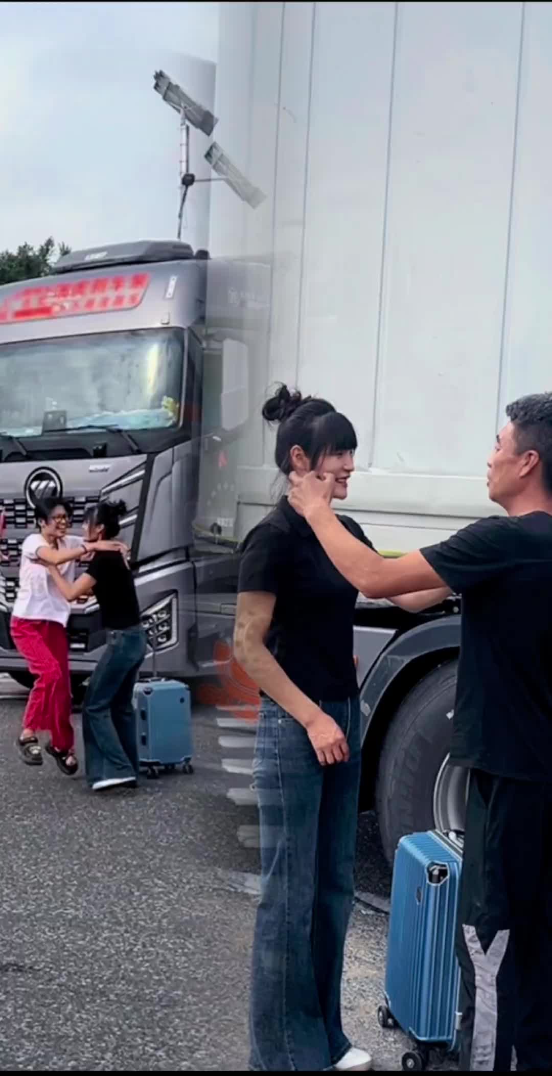 妈妈 是个很美好的词 看着孩子高兴的样子 听着她大声的喊着妈～ 向我扑来的那一刻 真是觉得幸福满满 哪怕再多的辛苦都值了 盼着孩