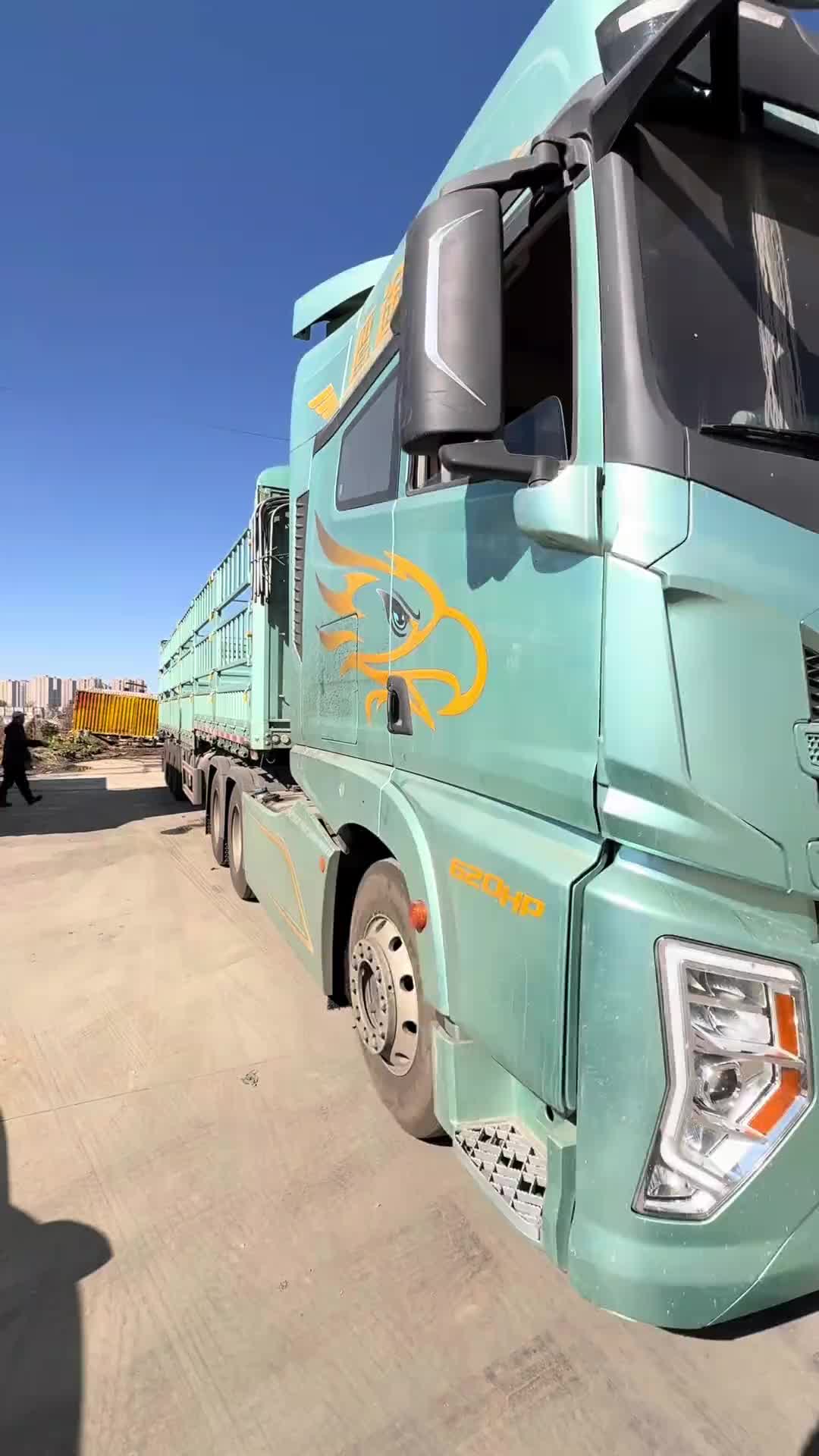 从新疆回来到现在已经停了10多天，今天洗洗车准备出去干活了， 再跑个15天就过年了卡儿酷卡儿酷重卡救星