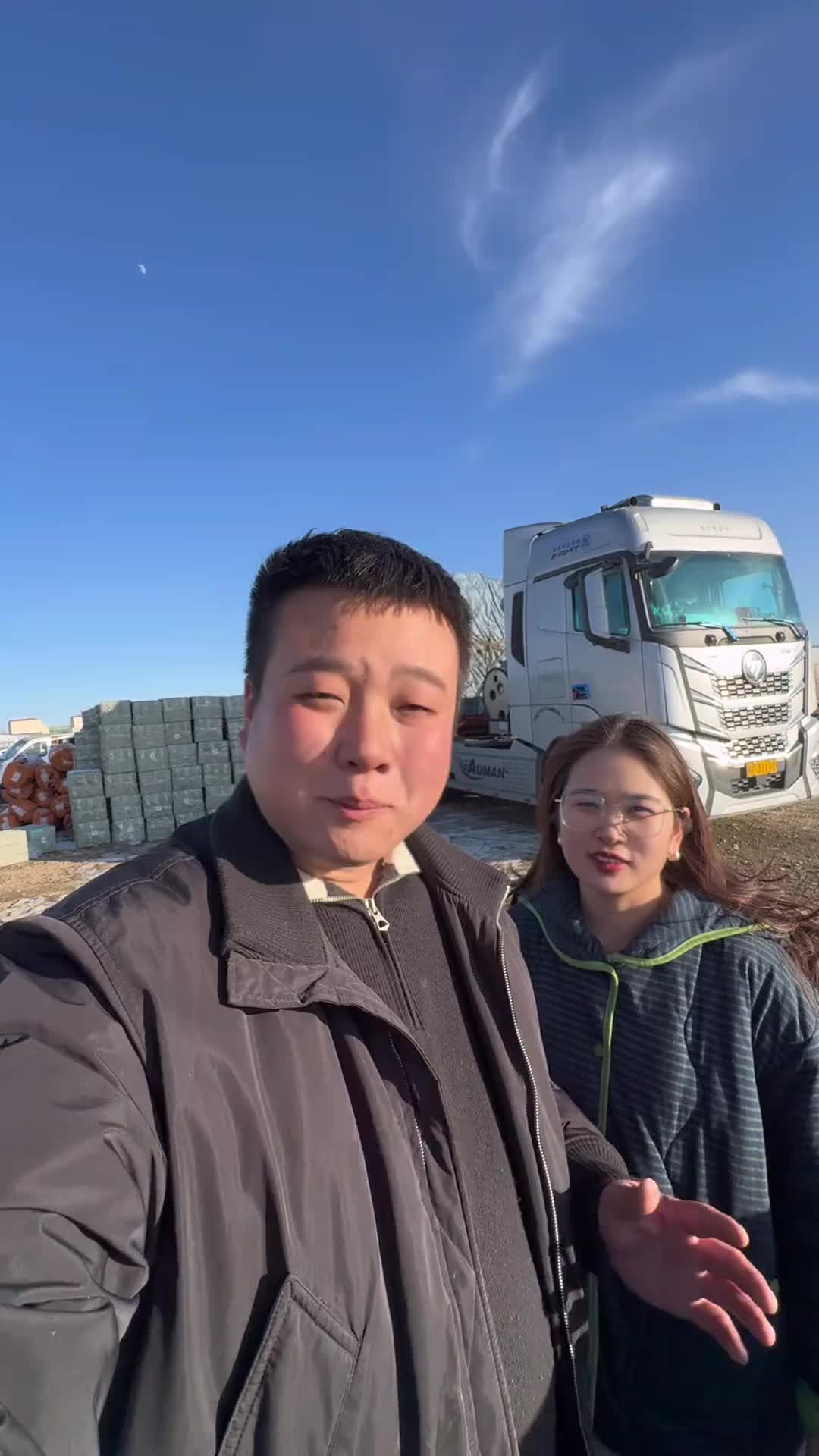 90后卡车夫妻义乌装货去新疆乌恰，用时6天行驶5300公里顺利到达目的地，第一次遇到先付运费后卸货，遗憾的是玻璃还是碎了卡车司