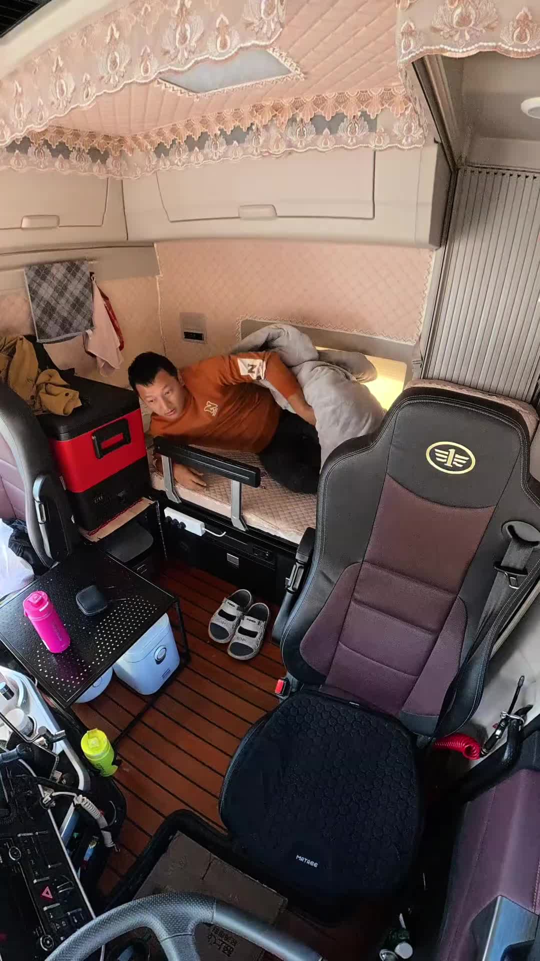 从昆明到西藏雅鲁藏布江路上跑了四天，终于到达目的地， 路上发生了惊险的一幕，一脚急刹车，钢材全部梭到前面了