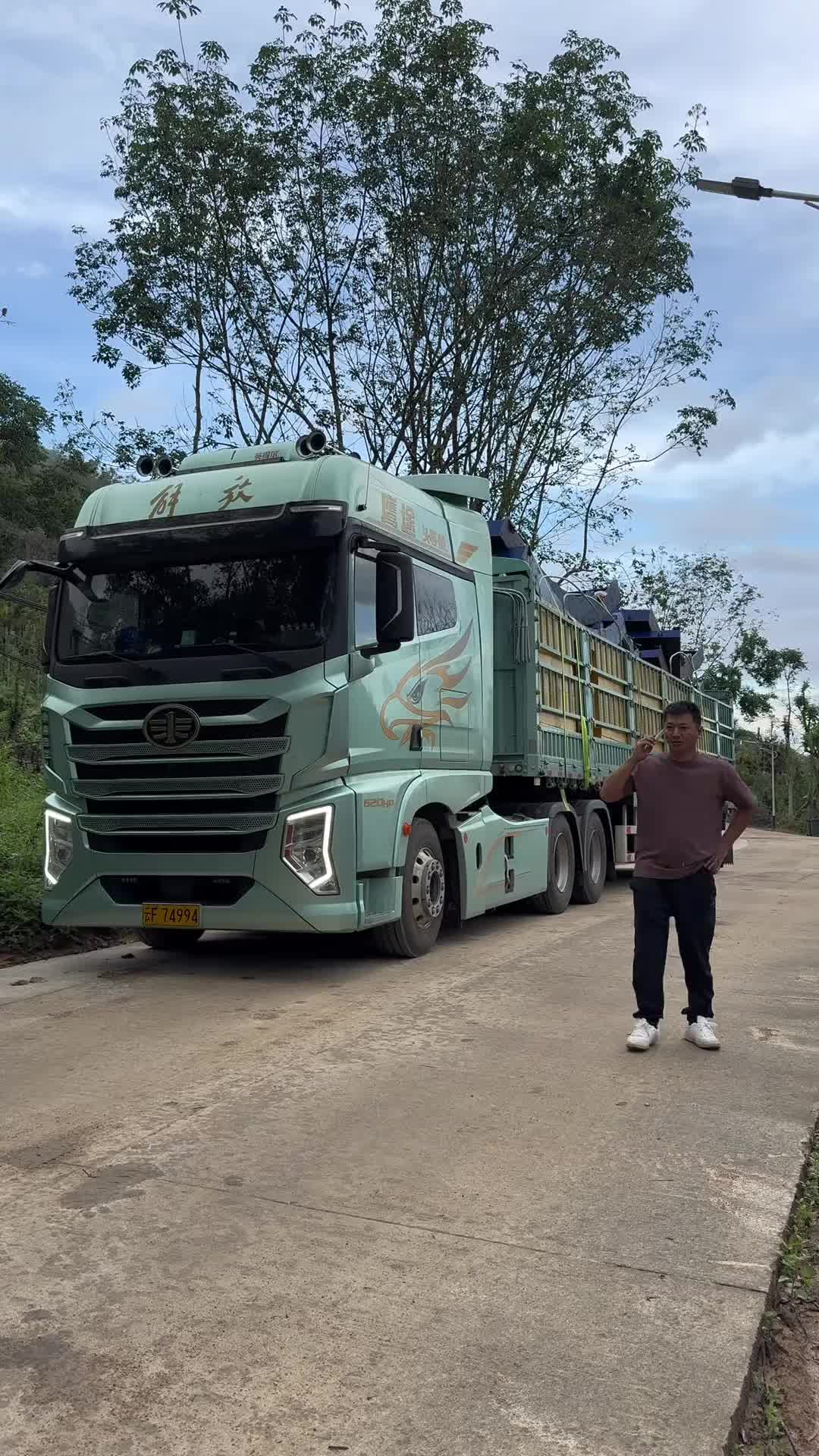 1600公里安全抵达海南三亚，只不过卸货的路况不太好，被铲车 拖上去的
