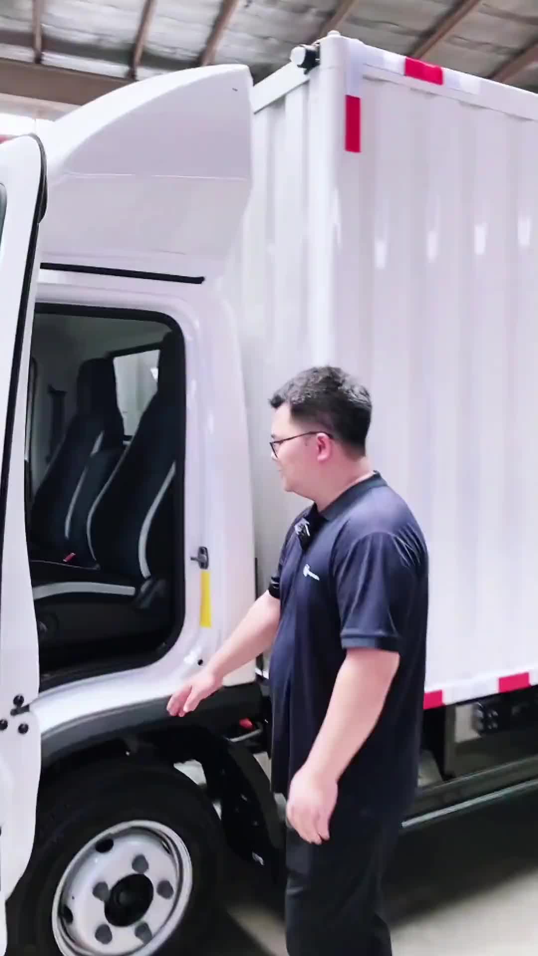 欧马可智蓝EX纯电轻卡高端实力派机械减震座椅，长时驾驶亦无疲感宽敞储物空间，收纳有序随行无忧电动调节后视镜，路况尽在掌握欧马可