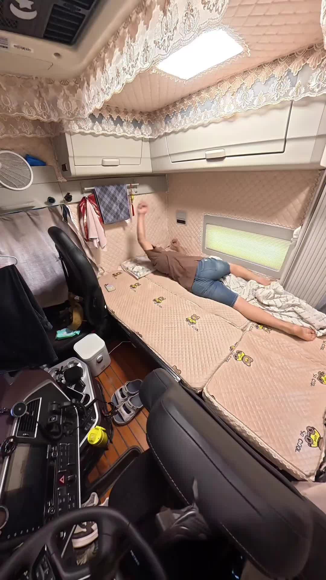 这个月不能跑西双版纳了，来了就没货出去，好不容易找到一车货还。搭上一块篷布