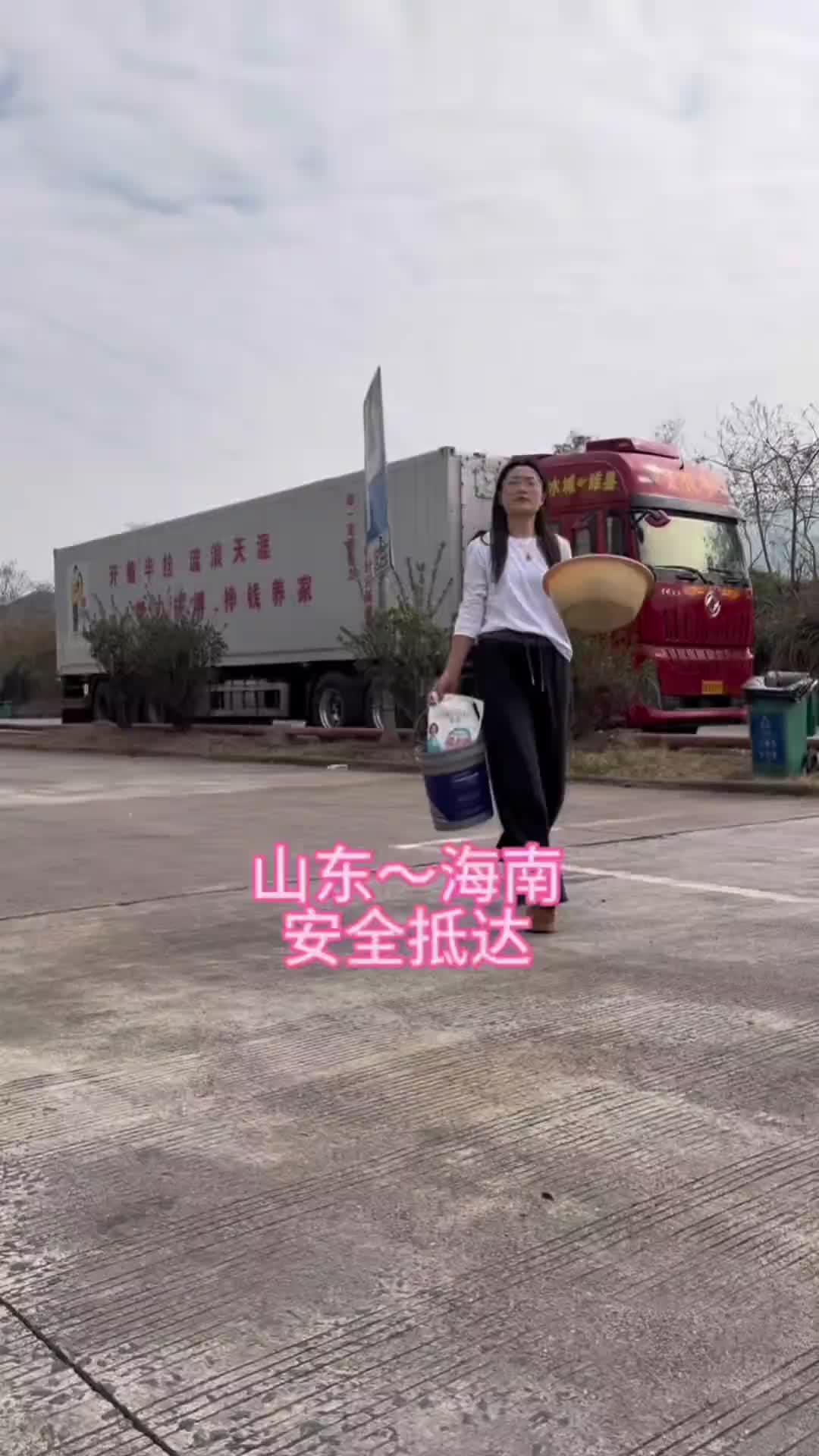 卡车夫妻从山东发往海南，2300公里安全抵达，进岛流程和以前一样冷藏车冷链运输用抖音记录卡车生活货运司机
