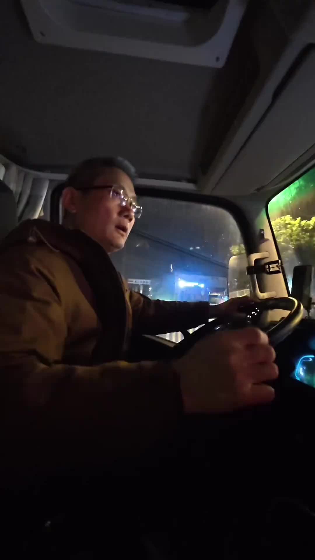 漳州到东莞500多公里顺利完成任务，电车太熬人不适合跑长途 上热门话题榜 货车司机的心酸 货运行业 货车司机不容易 