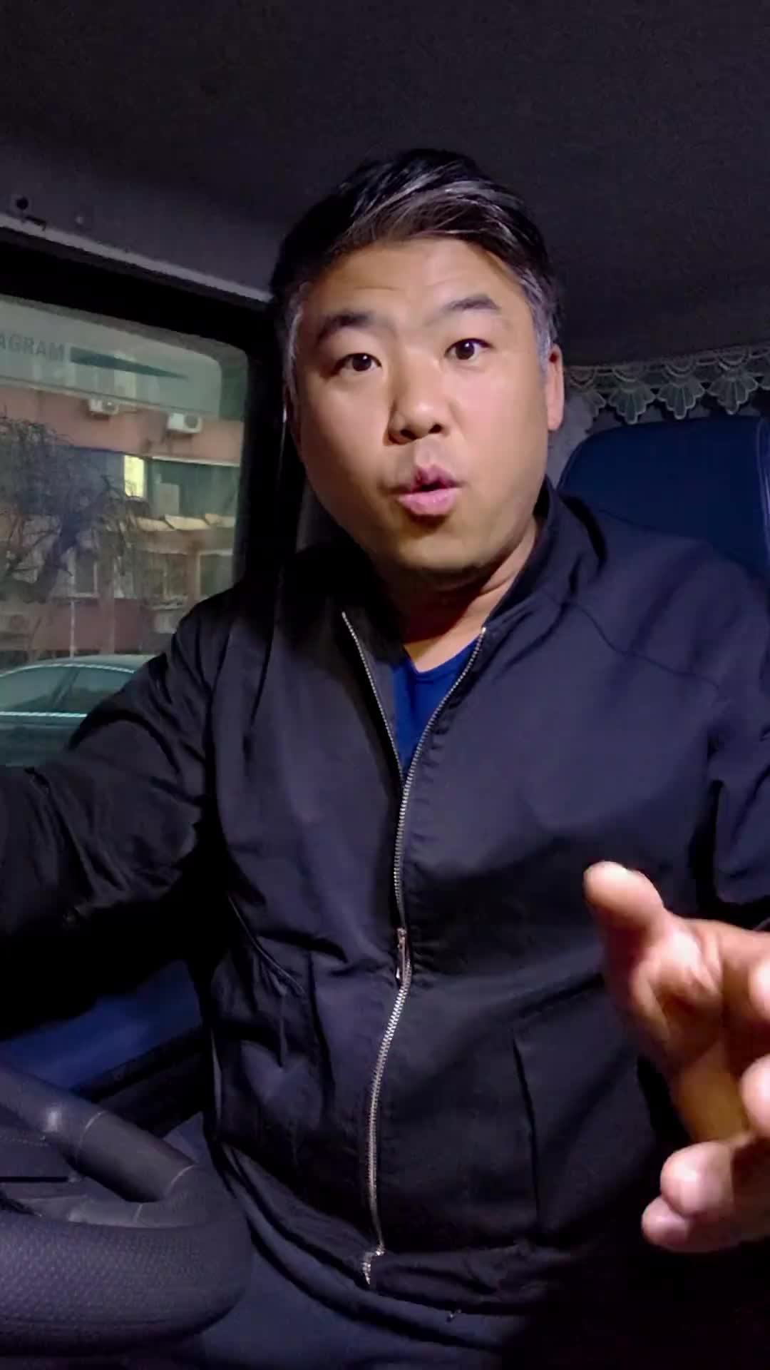 今天当了一把货主，下了一个低价单，老天爷看不过去了，让叔叔查我，还好没超载，可还是没躲过去，天上掉下来一根光缆给我把玻璃干裂了[