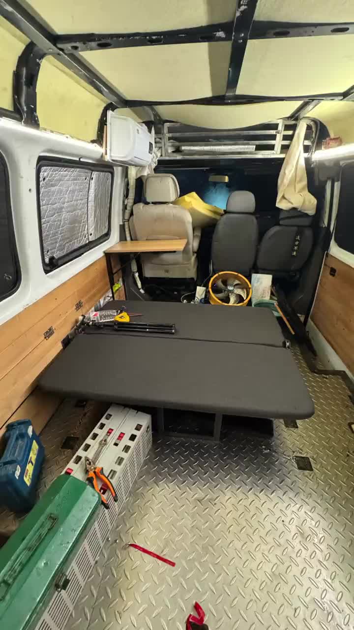 拉货跑全国出来一个多月了，在武汉接到了个回家的订单，刚好回家把车里的床给升级一下，还装个小桌板。货车司机 货运生活 面包车