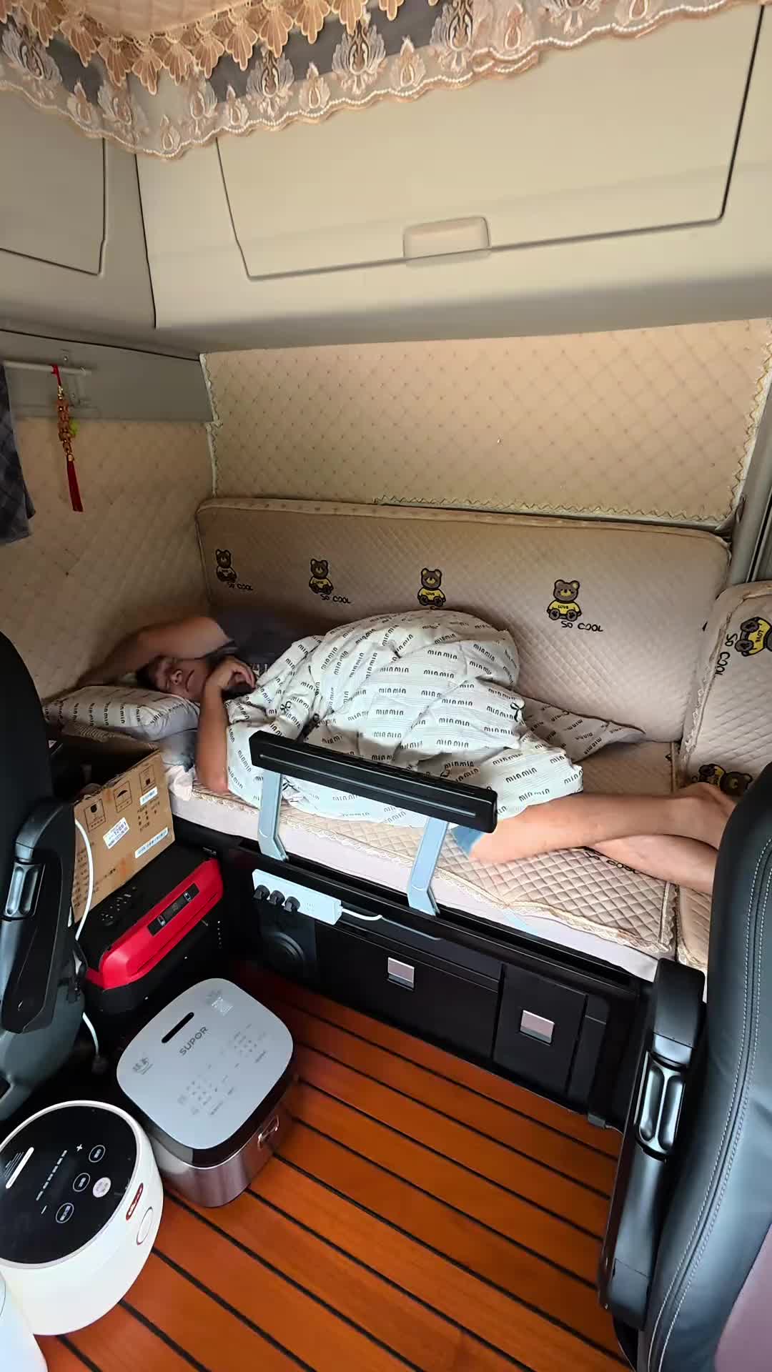 今天的运输任务是从西双版纳拉一车木头上昆明，干完这一趟就回家 过中秋了