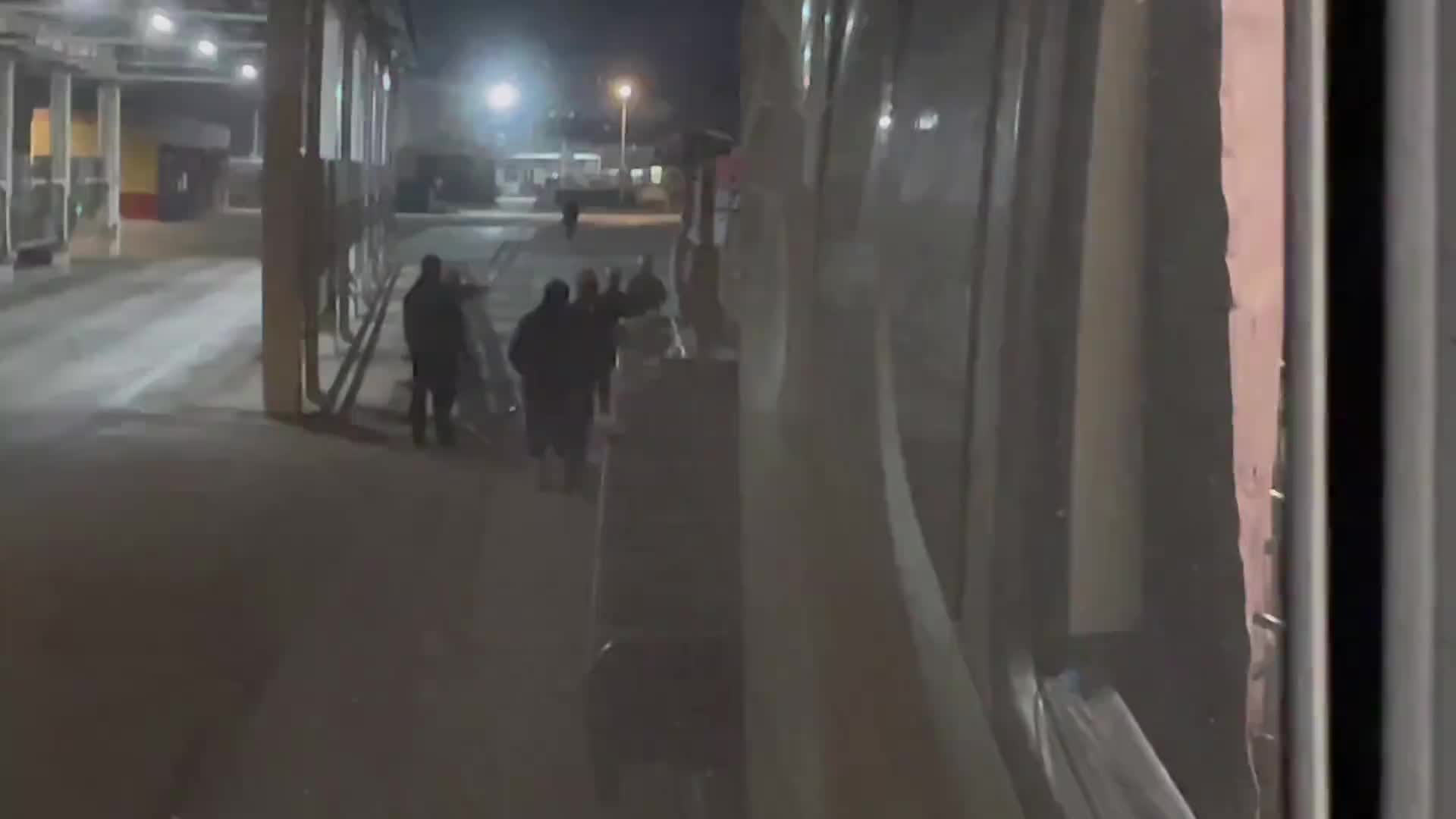 装货一个叉车装上去，卸货的时候领导一句话一个叉车不能卸就要一群人等到凌晨一点货车夫妻的真实生活