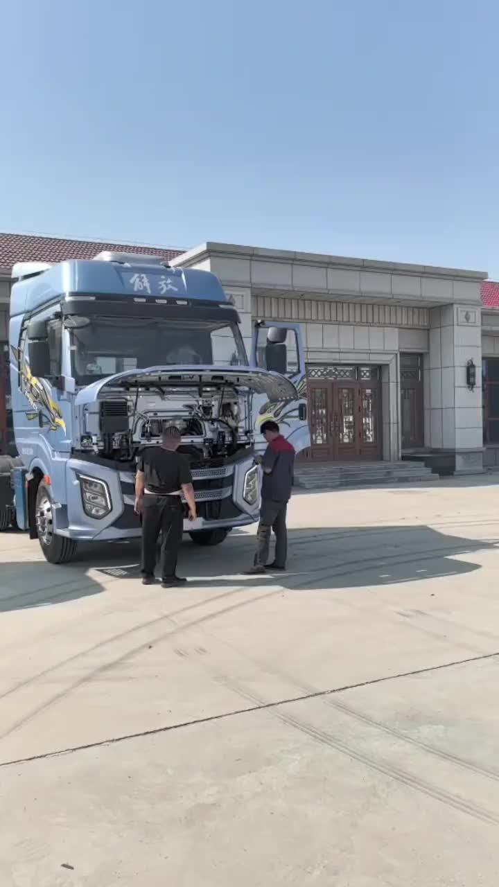 今日交车2台解放J6PRO牵引车，国庆节不打烊，欢迎新老客户到店看车#一汽解放#解放卡车挣