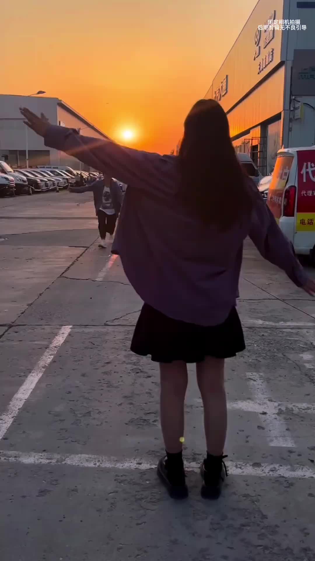 考虑了换车这么久，今天非常感谢我的两个好姐妹陪我一块去看车@货运俗人 @小娜日常生活 朋友们也给个宝贵的建议呗！货运女司机