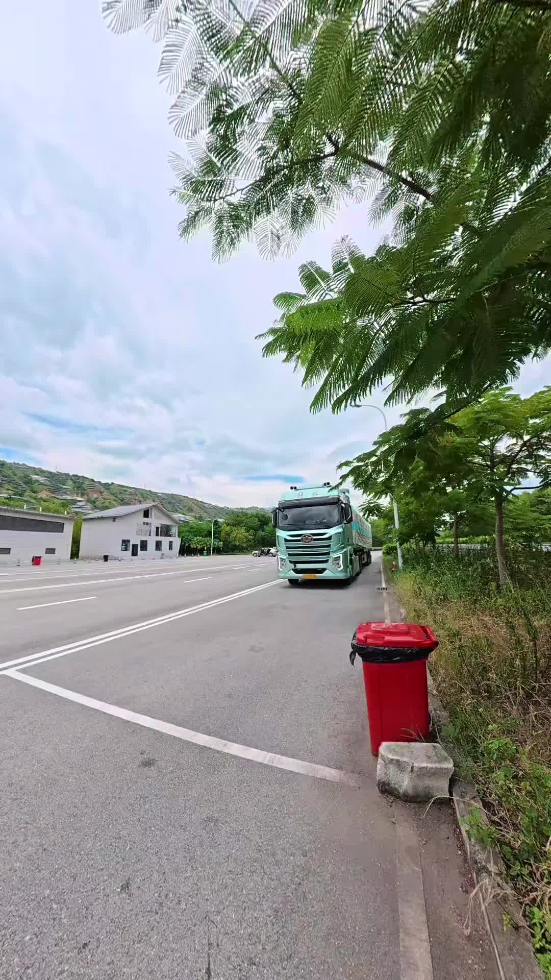 这次运输任务是从广州到西双版纳全程1800公里，半路上没菜， 我把老火腿给炖了