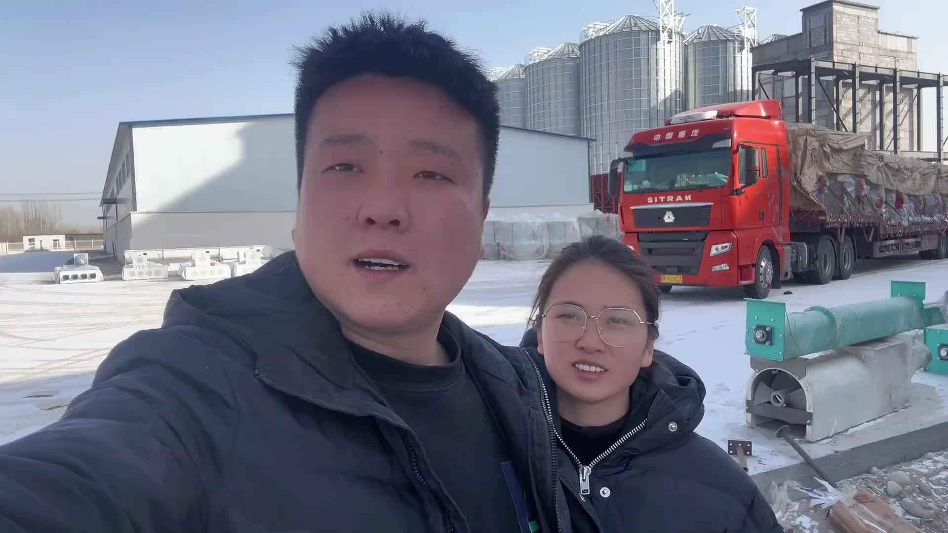 90后卡车夫妻河南焦作到新疆阿克苏行驶3800公里用时4天顺利到达目的地卸货，掀开篷布发现设备支架颠坏了，三嫂担心要赔钱卡车司