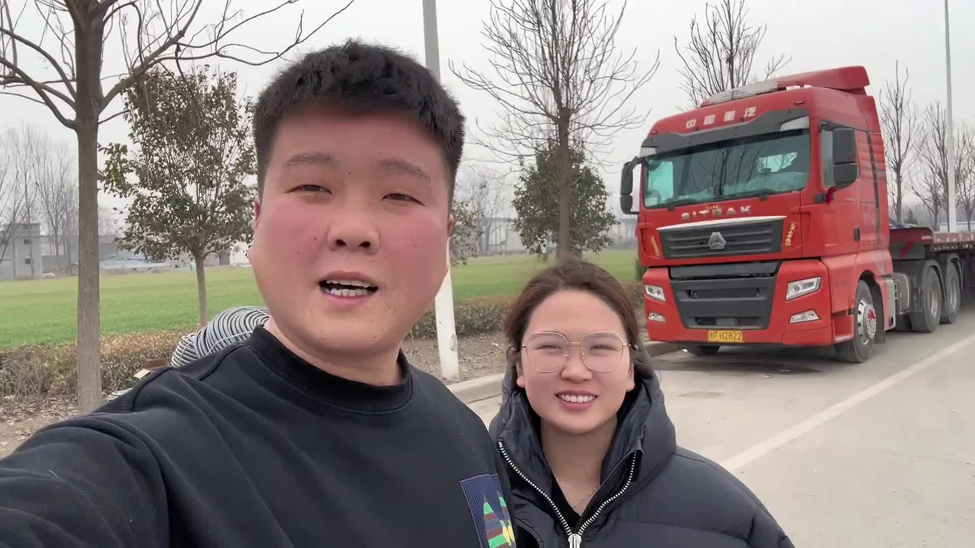 90后卡车夫妻新年第一趟，装一车设备还不用盖雨布，好装好卸真完美卡车司机 货车司机 货车司机的心酸 记录日常生活 记录