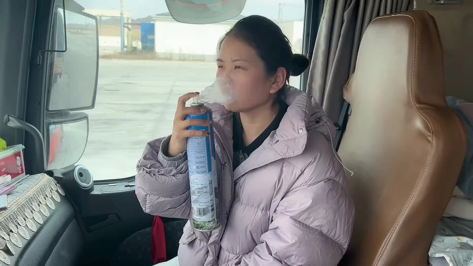 90后卡车夫妻新疆装货回河南，跑到都兰三嫂出现高原反应，太难了 卡车司机 货车司机 货车司机的心酸 记录日常生活 记录