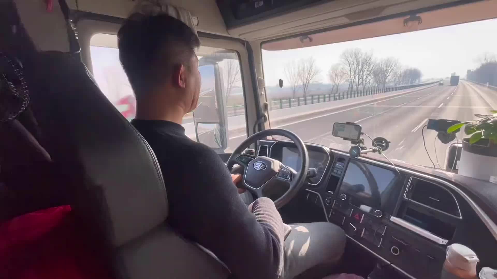 到了不想讨好别人的年纪，却为了拉点货委屈求全，货车夫妻的真实生活