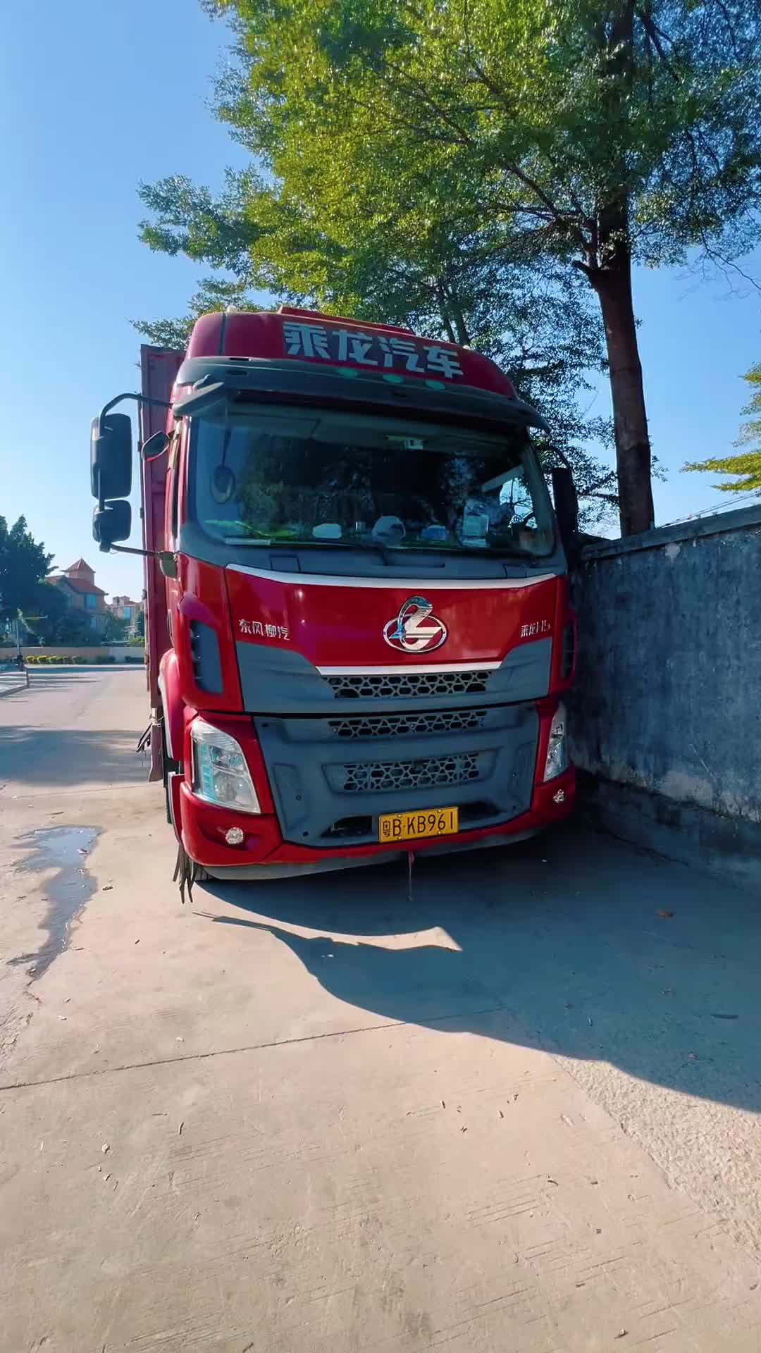 工具箱都快锈穿了，还好发现及时，打了几个洞刷上漆，看上去不错货车 乘龙陪你过暖冬 货车司机