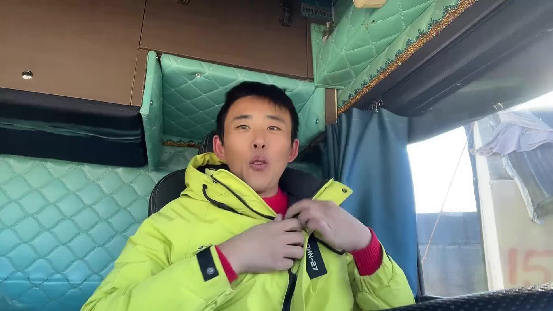 握着方向盘看夕阳落日，不求大富大贵 只求岁岁平安 家人安康 祝大家新年快乐vlog十亿流量扶持计划 货车司机 记录卡车生活