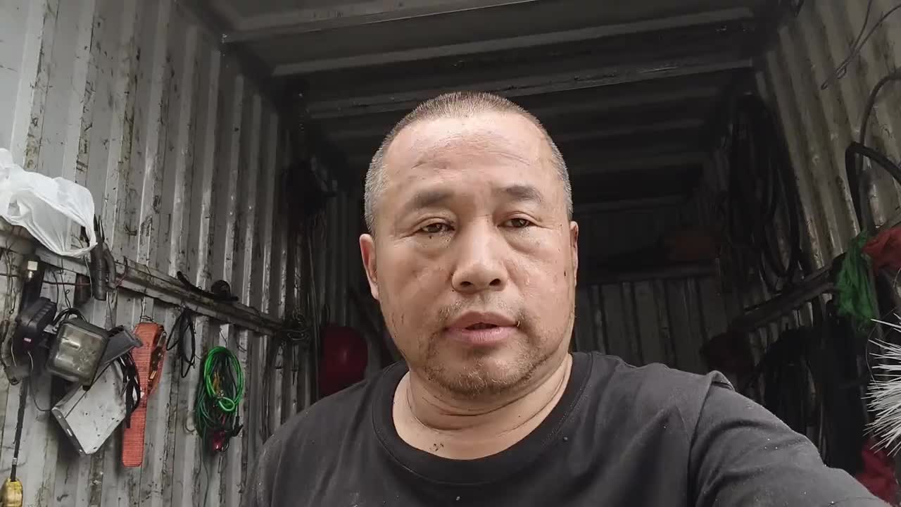 今天冒着风雨帮抖音粉丝维修货车好辛苦啊、修好了粉丝说很满意… 今天冒着风雨帮抖音粉丝救援维修货车、很辛苦、修好了抖音粉丝说很满意