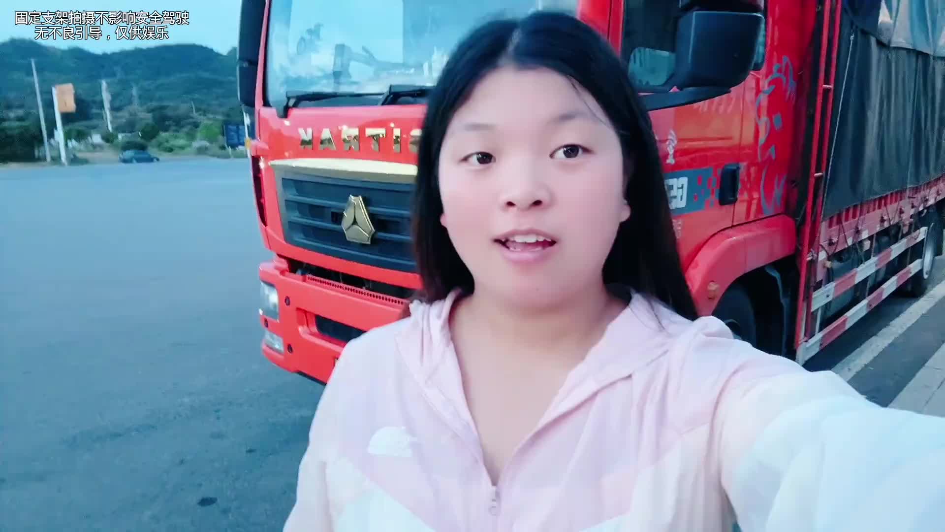 看到这种路你会想起什么呢，用我们贵州话说的是，远看公路会发光，近看全是水塘塘货车司机 货运行业 全国卡友 女司机来了 