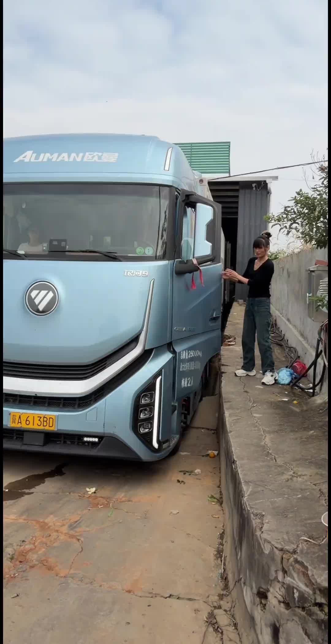 湖北宜昌～新疆霍尔果斯口岸 全程将近4000公里 出发啦 跟你们说实话吧 我跟老秦在车上没有一天不吵架的 回家就没事了 不知道有