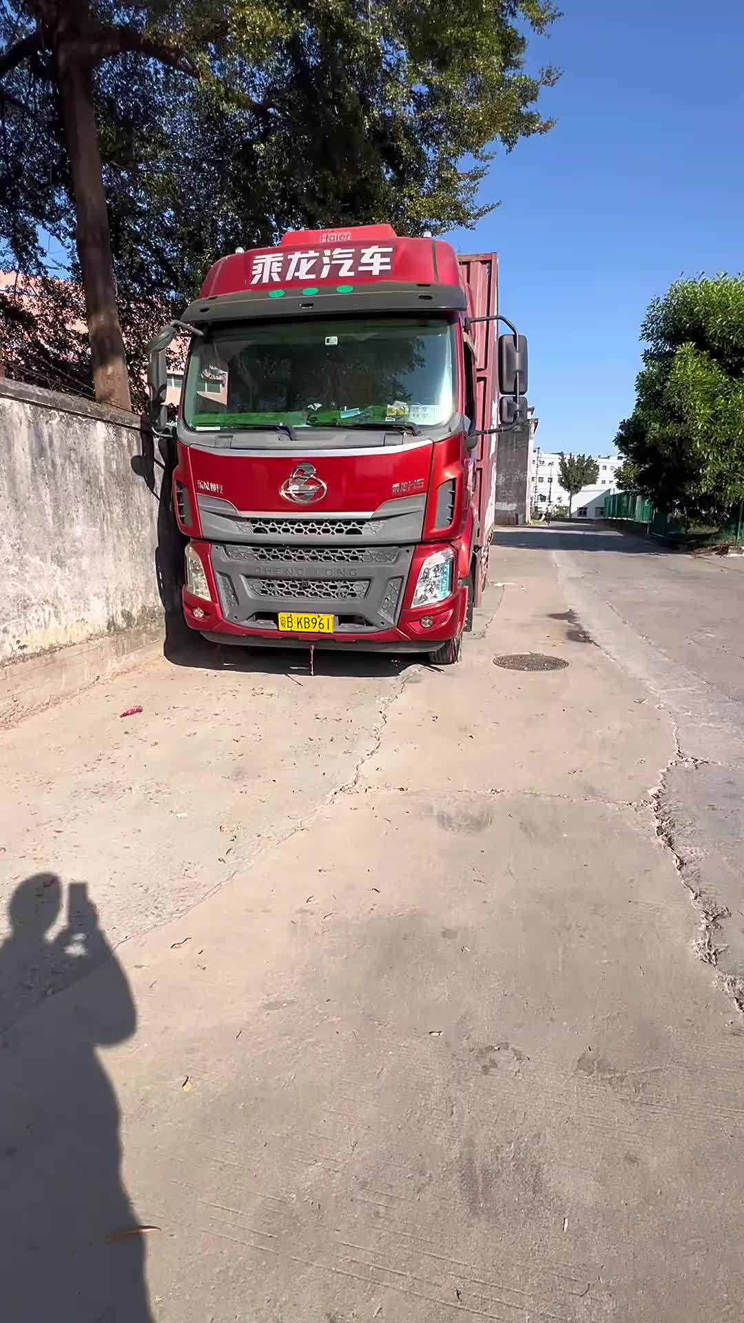 这才是真正的老司机，保养都自己做，太厉害了卡车司机 卡车司机的日常 龙启新程乘龙行