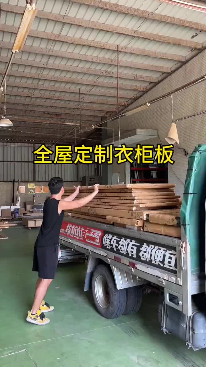 货拉拉司机又接到搬衣柜板的订单了，一单管饱全屋定制工厂 货拉拉 日常vlog