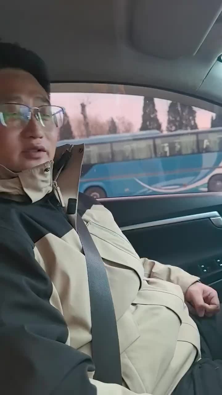 车轮一转，钱财万贯。喇叭一响，黄金万两。新年磁吸汽车对联。汽车对联磁吸车贴