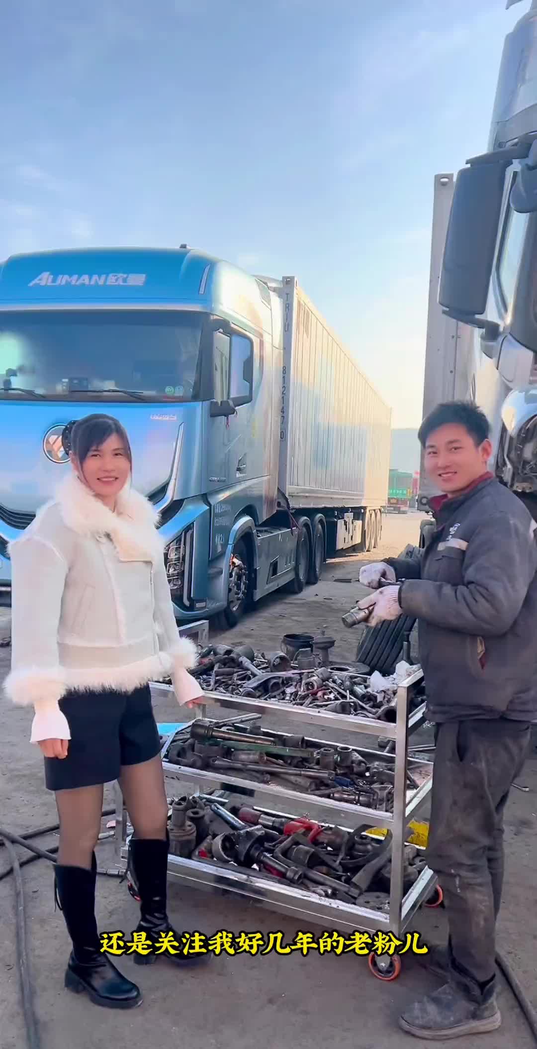 摊牌了朋友们 这天山是老秦开过去的 他起来之后说这路窄弯急 高坡下岭的 又怕路上有暗冰啥的 还是他来开吧 我也乐得清闲 看了一路